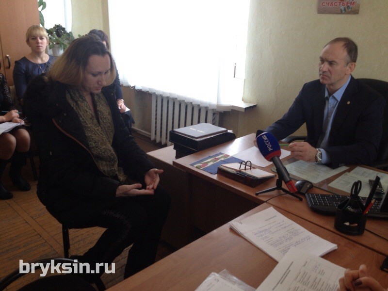 Александр Брыксин провел прием граждан в Глушковском районе и побывал в гостях у курской дюймовочики Полины Скорик