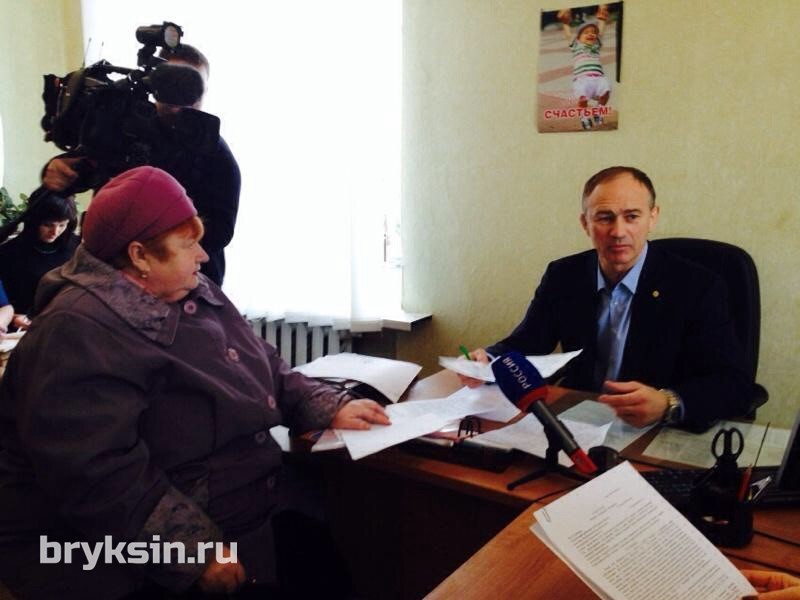 Александр Брыксин провел прием граждан в Глушковском районе и побывал в гостях у курской дюймовочики Полины Скорик