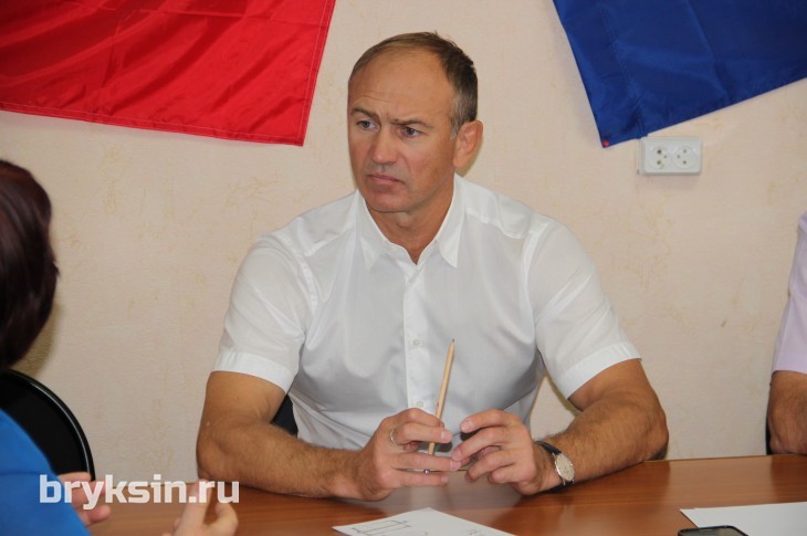 Депутат Госдумы Александр Брыксин провел прием граждан в Обояни и подарил компьютер школе