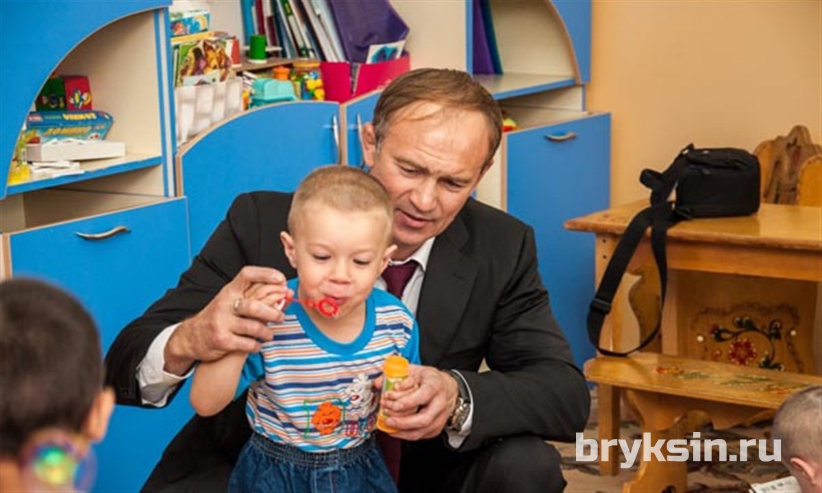 Александр Брыксин поздравляет с Днем защиты детей