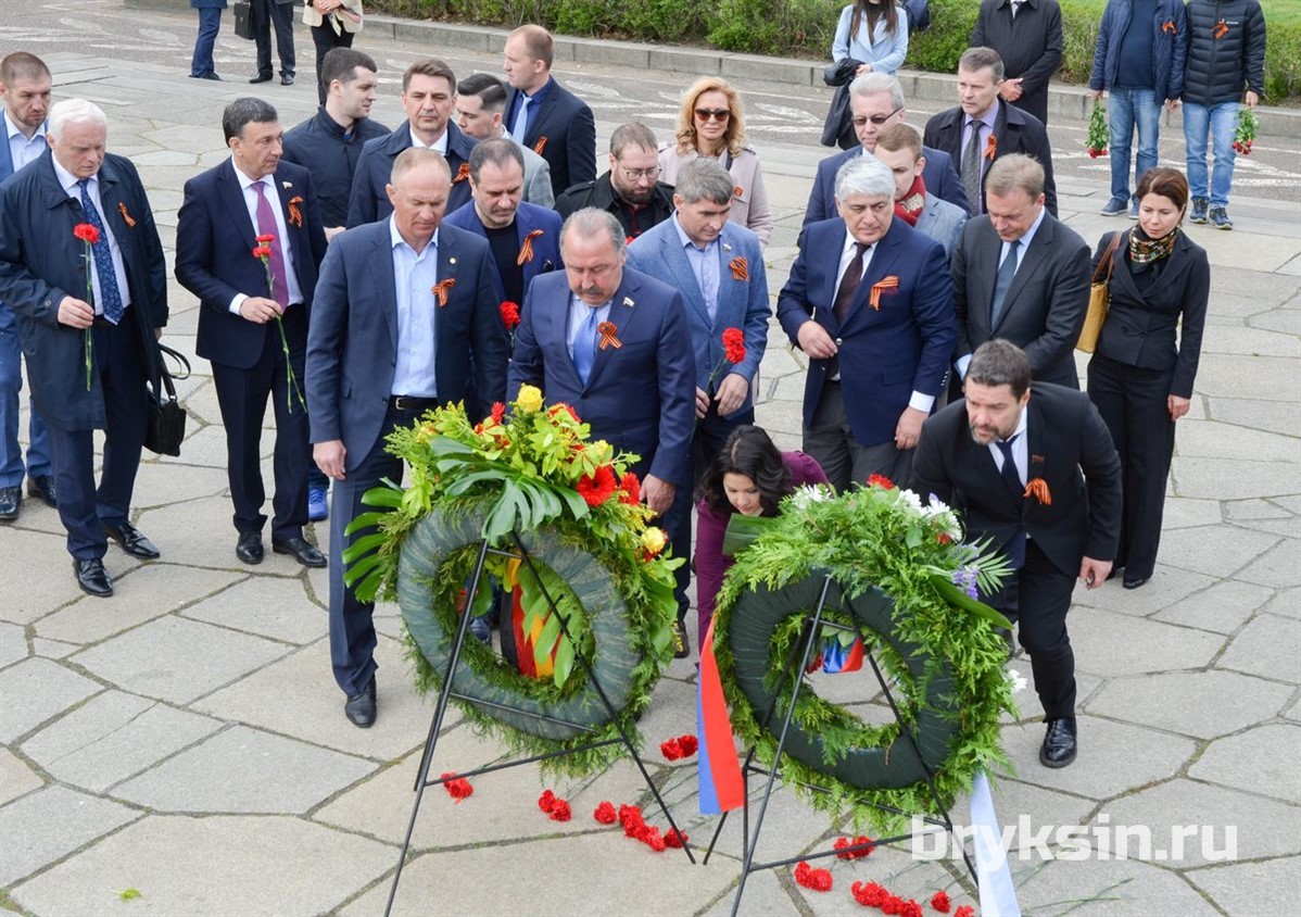 В Берлине Александр Брыксин возложил цветы и венки к памятнику Воину освободителю