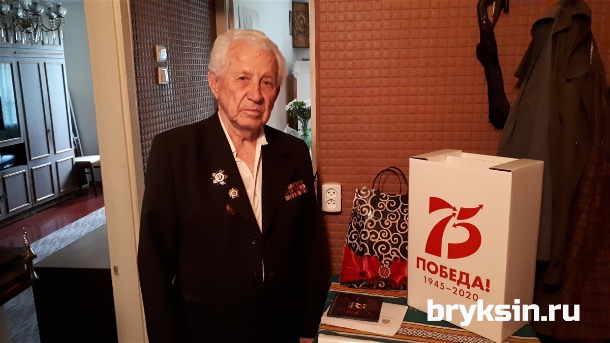 Праздничные подарки передал ветеранам Александр Брыксин