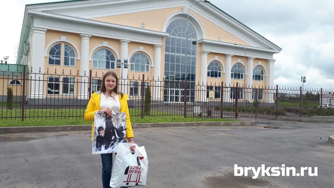 Воспитанница Курской конноспортивной школы получила подарки ко Дню защиты детей