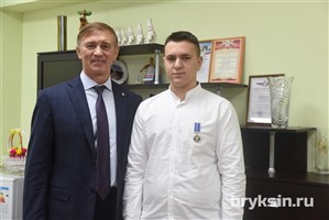А. Брыксин вручил награду Совета Федерации восьмикласснику из Курской области