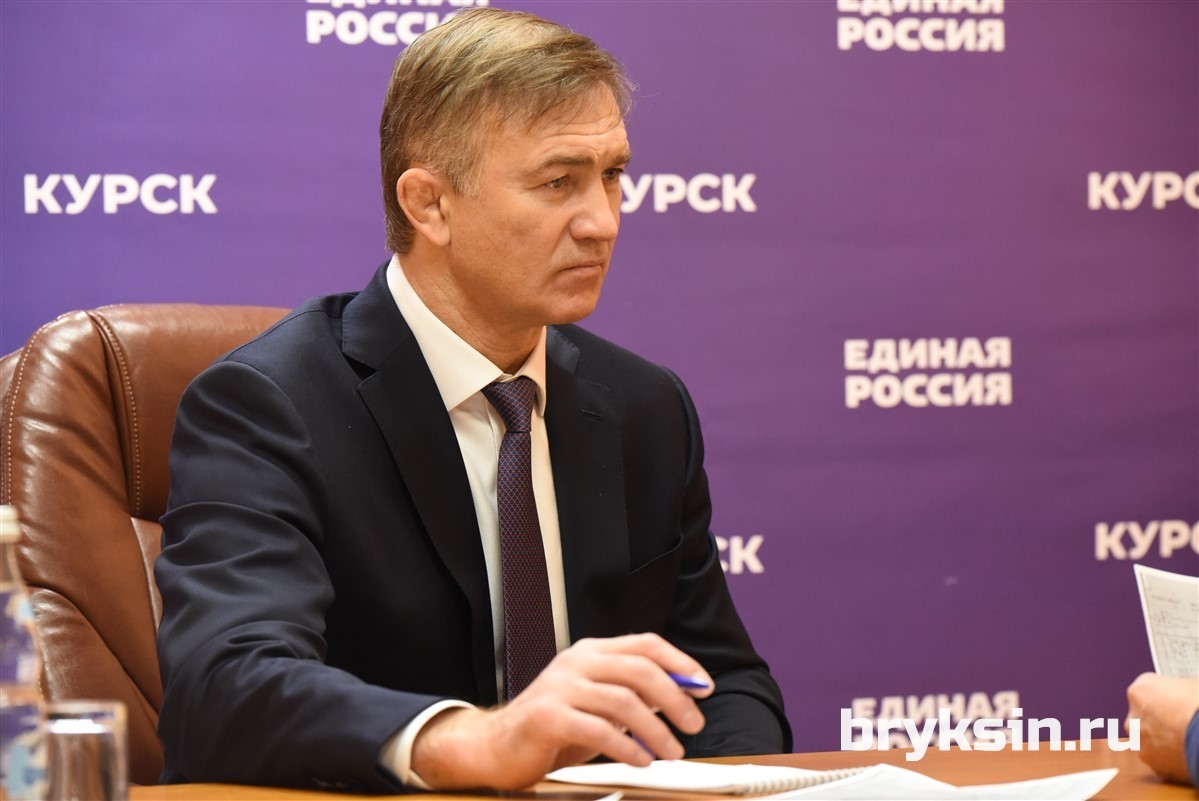Сенатор Александр Брыксин провел прием граждан в режиме онлайн