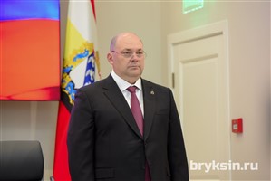 Сенатор РФ Александр Брыксин поздравил со вступлением в должность врио губернатора Курской области Алексея Смирнова.