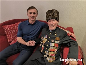 Сенатор РФ Александр Брыксин встретился со столетним ветераном из Дагестана