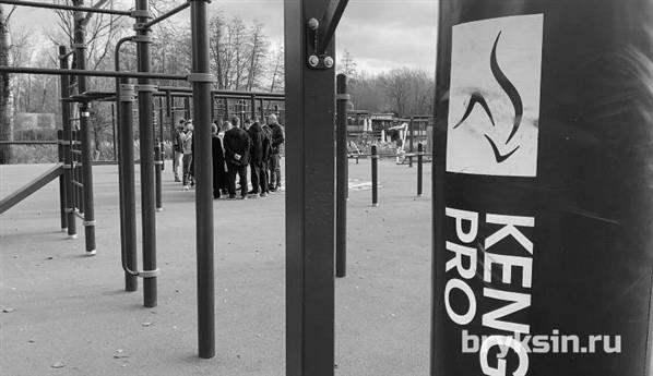 Сенатор РФ Александр Брыксин проинспектировал в Курске завершение работ по строительству спортплощадки