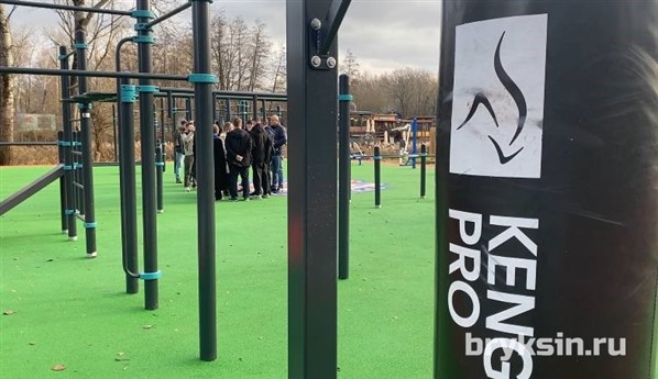 Сенатор РФ Александр Брыксин проинспектировал в Курске завершение работ по строительству спортплощадки