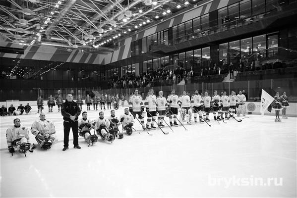 Сенатор РФ Александр Брыксин посетил тренировку команды по следж-хоккею «Звезда» из Санкт-Петербурга