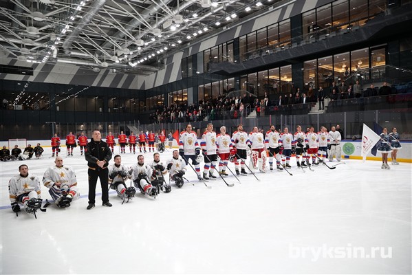 Сенатор РФ Александр Брыксин посетил тренировку команды по следж-хоккею «Звезда» из Санкт-Петербурга