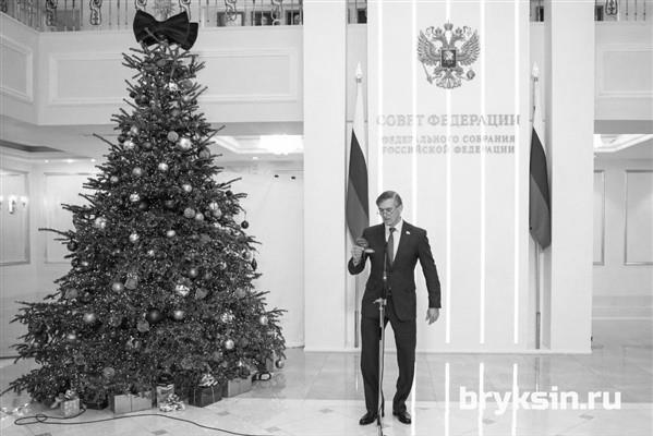 Сенатор РФ Александр Брыксин исполнил мечту трехлетней девочки из Курской области в рамках акции "Елка желаний