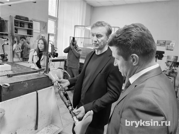 Сенатор Александр Брыксин посетил Курское протезно-ортопедическое предприятие
