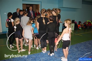 Депутат Госдумы Александр Брыксин в рамках региональной недели пообщался с юными курчатовскими гимнастками