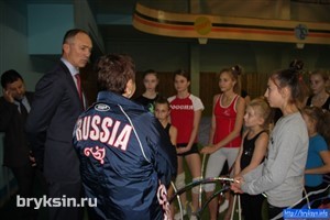 Депутат Госдумы Александр Брыксин в рамках региональной недели пообщался с юными курчатовскими гимнастками