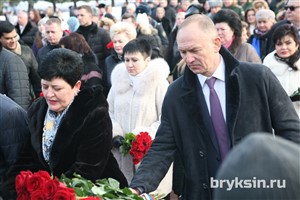 Александр Брыксин почтил память героев-курян и возложил цветы к Вечному огню