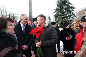 Александр Брыксин почтил память героев-курян и возложил цветы к Вечному огню