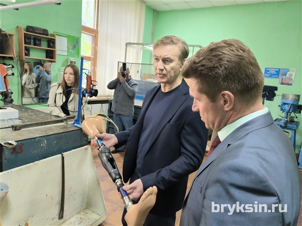 Сенатор Александр Брыксин посетил Курское протезно-ортопедическое предприятие