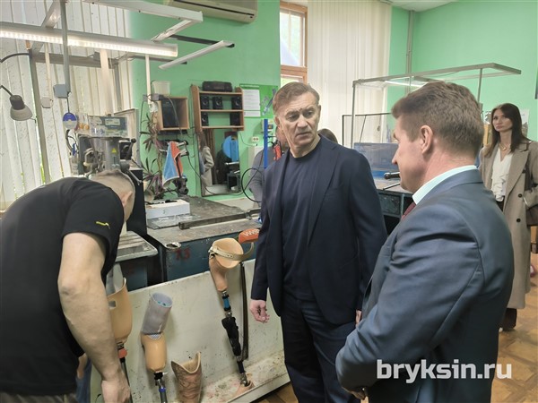 Сенатор Александр Брыксин посетил Курское протезно-ортопедическое предприятие